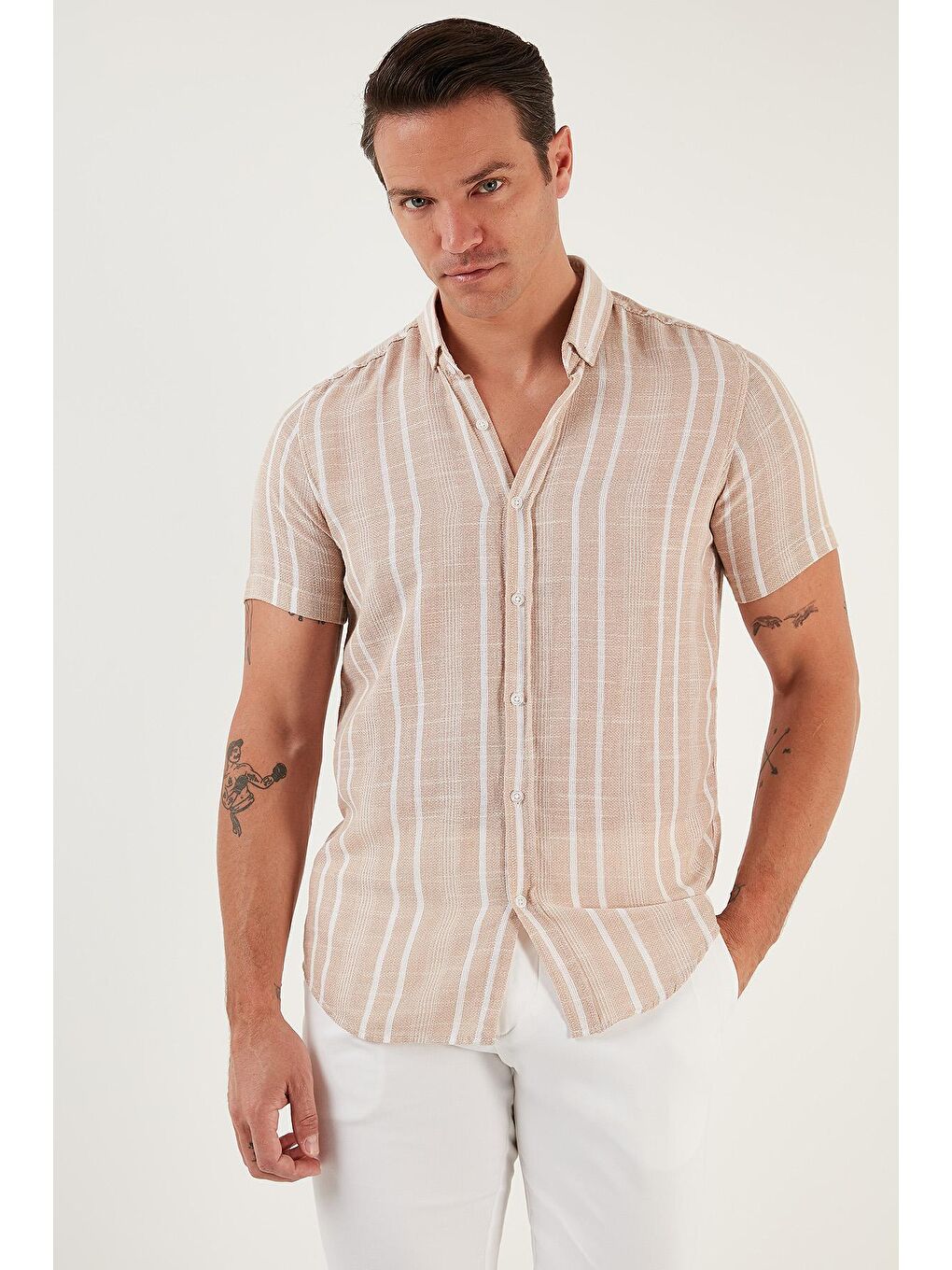 Ekru İnce Çizgili Düğmeli Yaka %100 Pamuk Slim Fit Gömlek CF23S116097-2