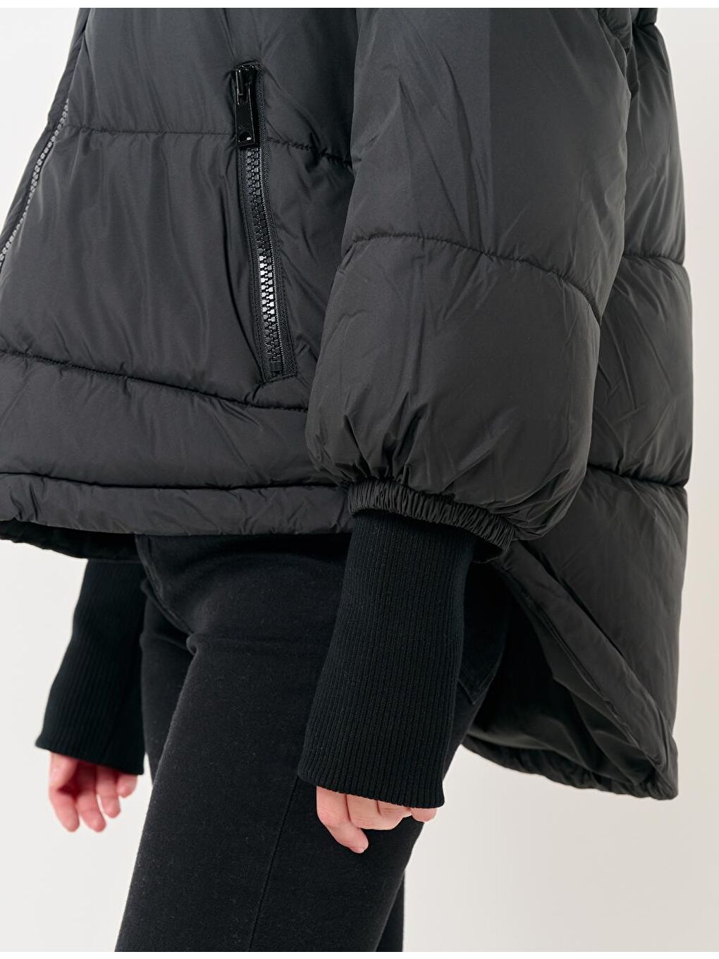 Siyah Kapüşonlu Uzun Kollu Cepli Şişme Mont-5