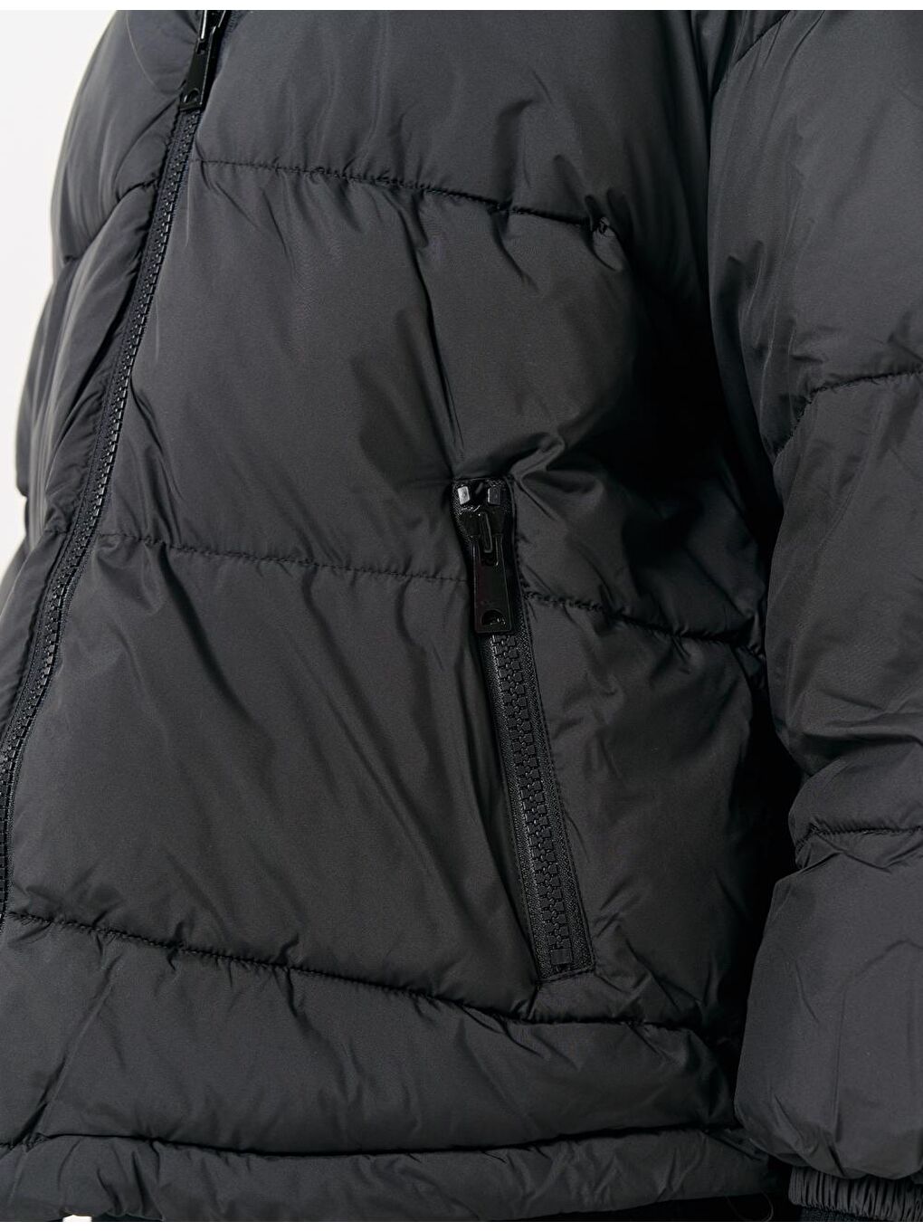 Siyah Kapüşonlu Uzun Kollu Cepli Şişme Mont-6