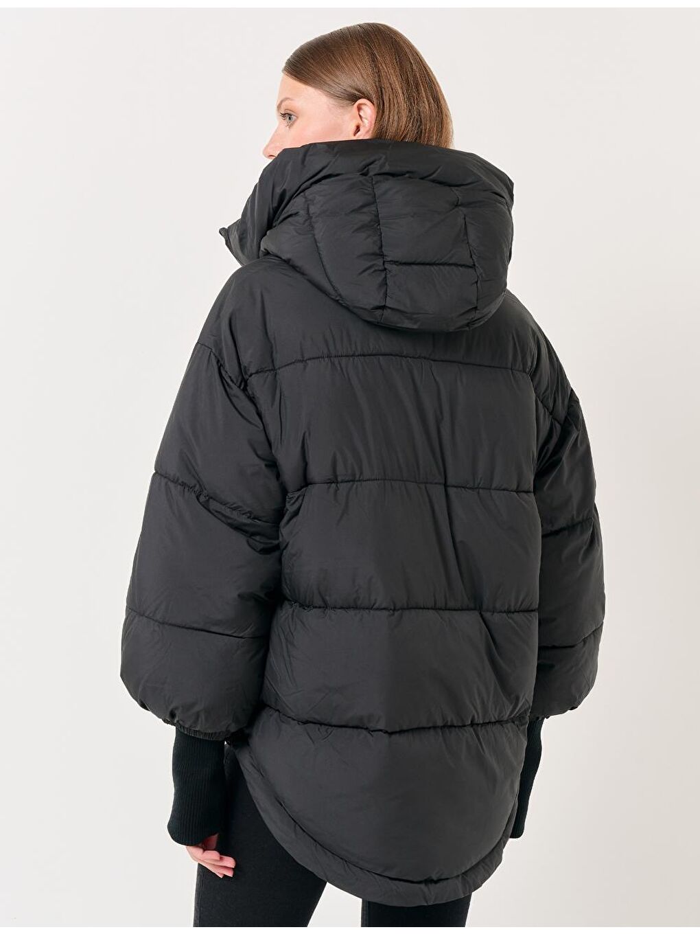 Siyah Kapüşonlu Uzun Kollu Cepli Şişme Mont-7