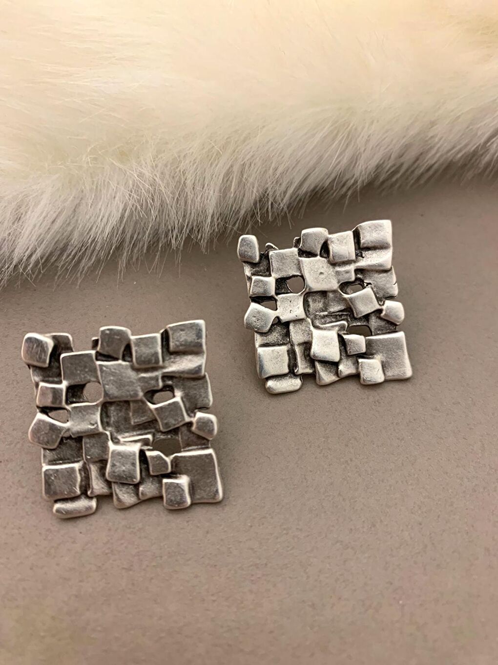 Karışık Etnik Dokulu Silver Renk Kare Küpe