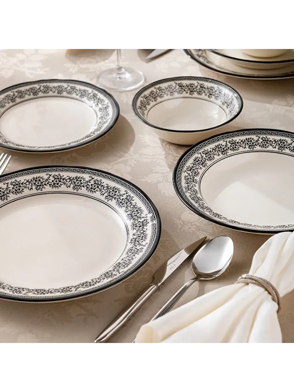 Beyaz Arya 24 Parça 6 Kişilik Yemek Takımı Siyah-6