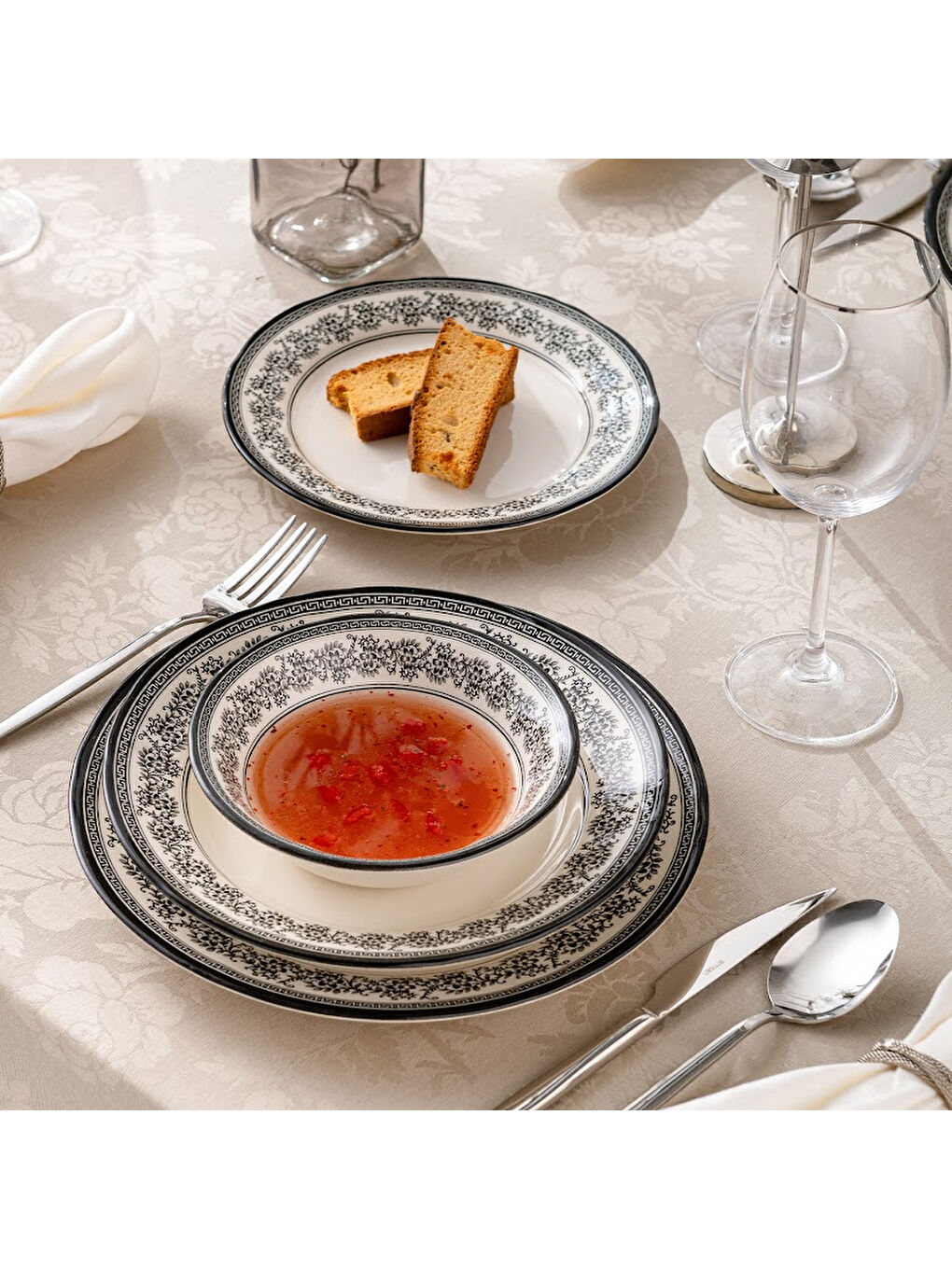 Beyaz Arya 24 Parça 6 Kişilik Yemek Takımı Siyah-7