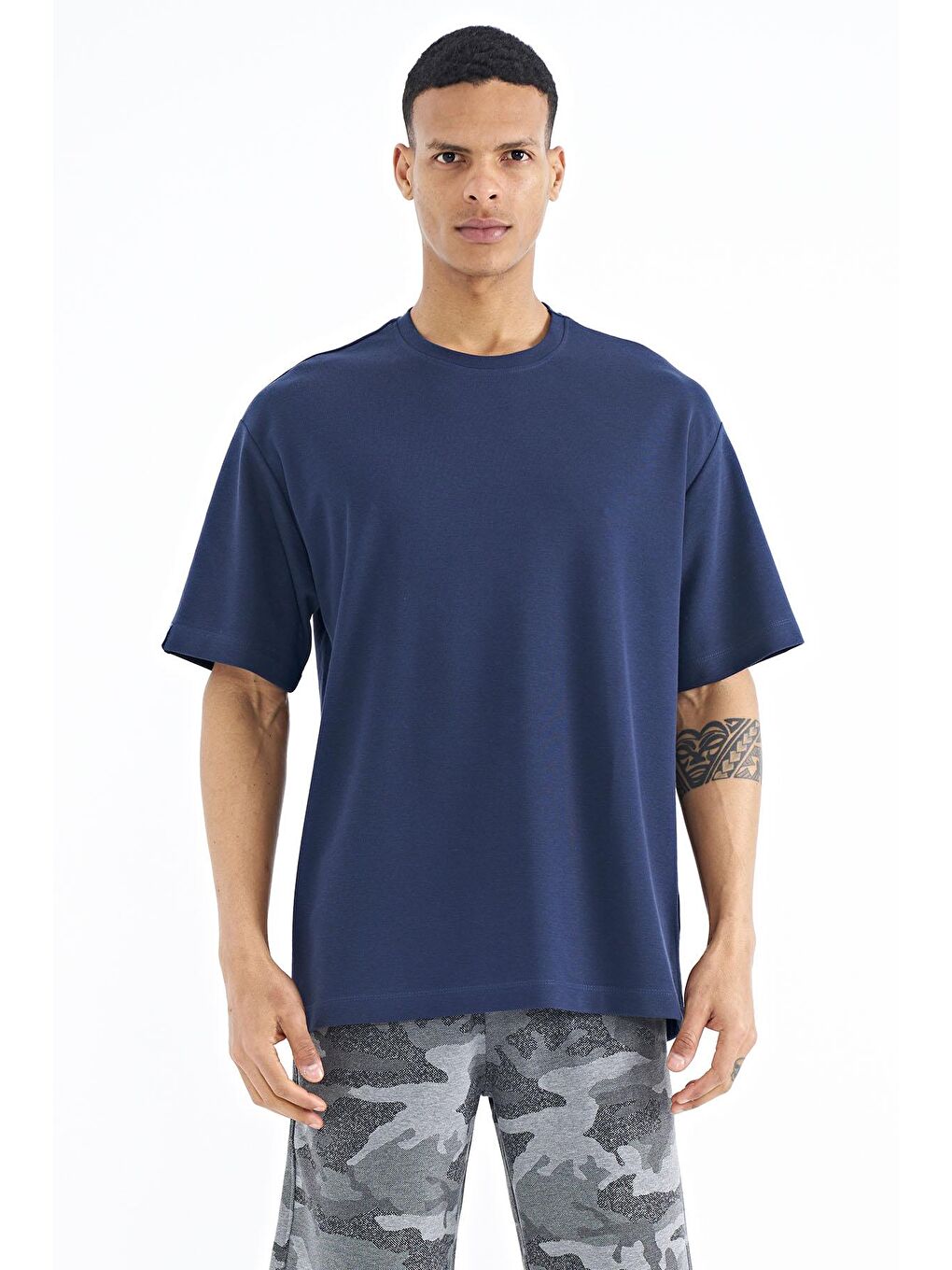 TOMMYLIFE İndigo Kol Arma Detaylı Basic Oversize Erkek T-Shirt - 88193