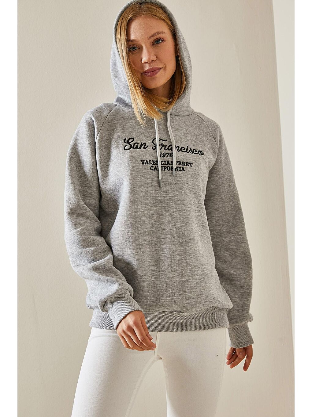 Gri Yazı Detaylı Şardonlu Kapüşonlü Sweatshirt 4KXK8-47599-03-3