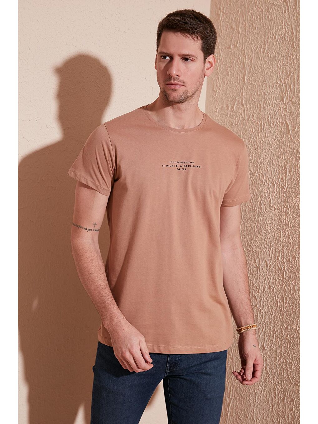 Bej Yazı Baskılı Bisiklet Yaka %100 Pamuk Slim Fit Tişört 541IFIT