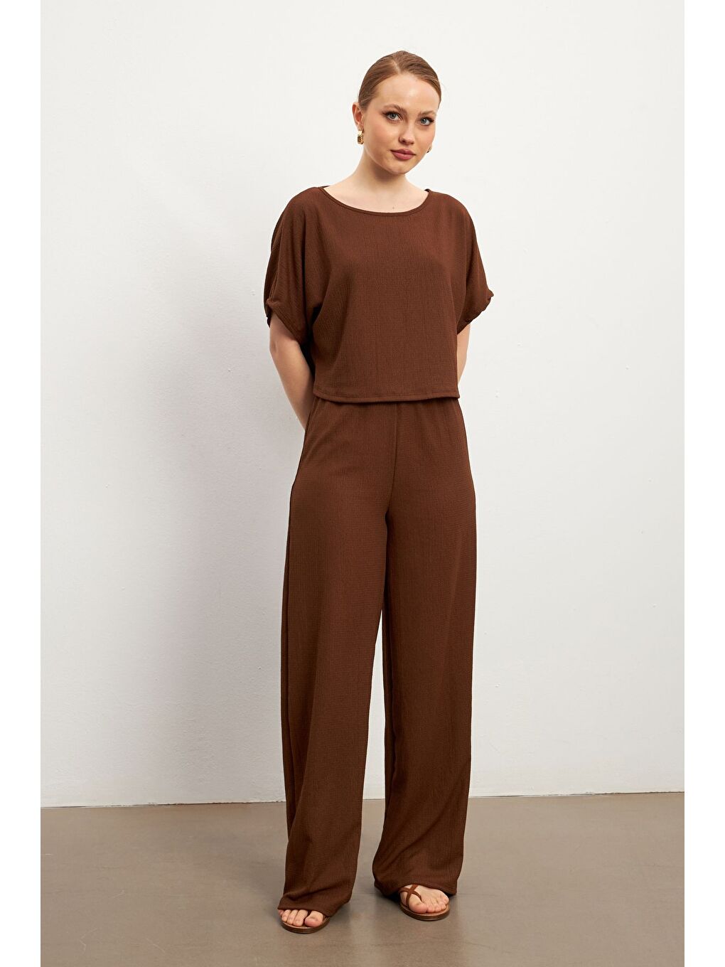 Kadın Kahverengi Kısa Kollu Krinkıl Pantolon Takım-2