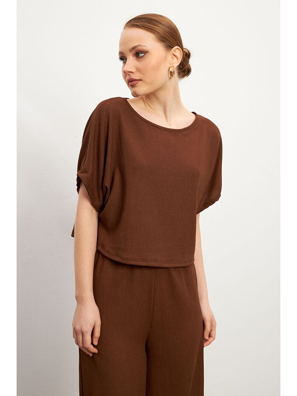 Kadın Kahverengi Kısa Kollu Krinkıl Pantolon Takım-3