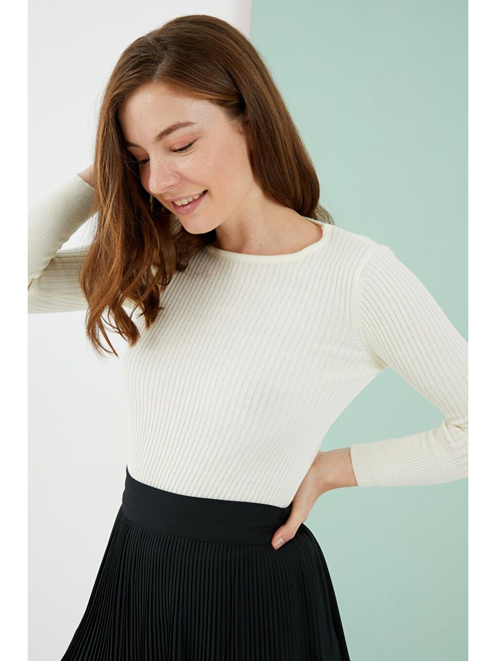 Kadın Ekru Yuvarlak Yaka Fitilli Dar Kalıp Basic Kazak