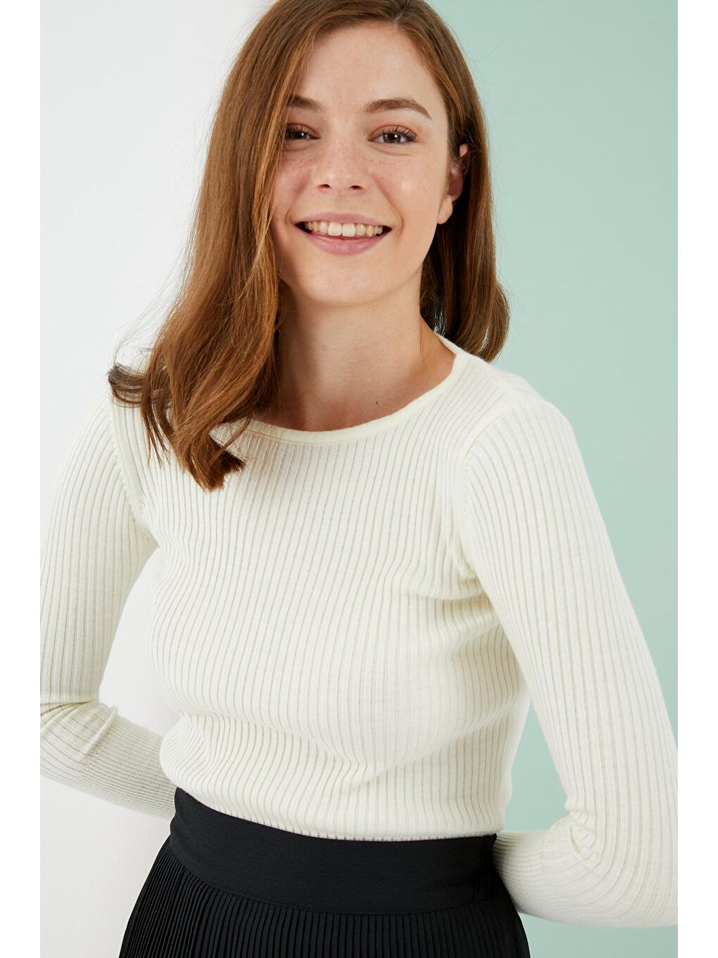 Kadın Ekru Yuvarlak Yaka Fitilli Dar Kalıp Basic Kazak-2