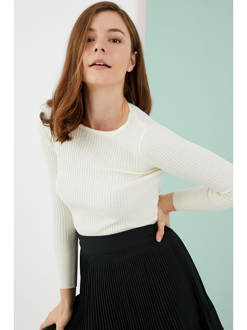 Kadın Ekru Yuvarlak Yaka Fitilli Dar Kalıp Basic Kazak-3