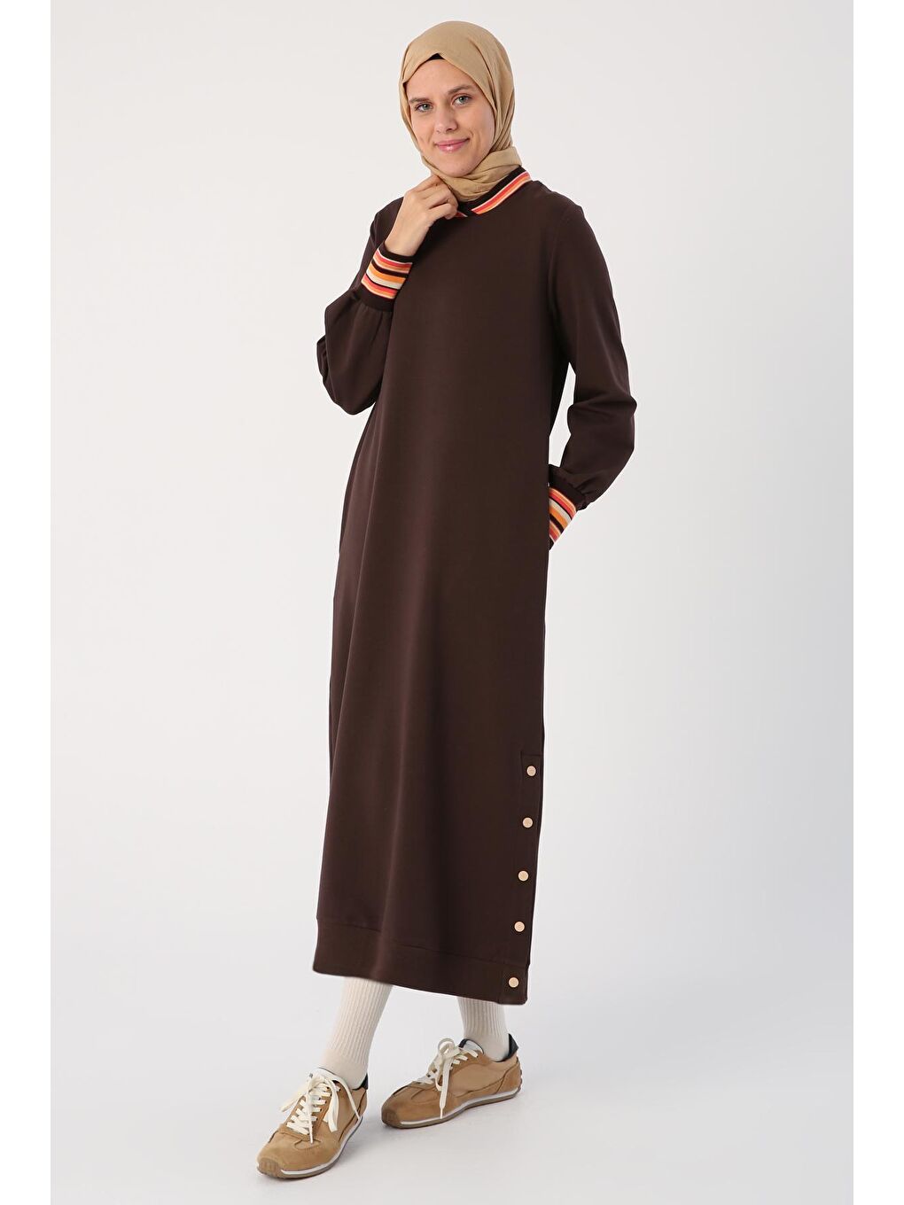 Kahverengi Acı Kahve Ribanalı Çıtçıtlı Yırtmaçlı Elbise-2