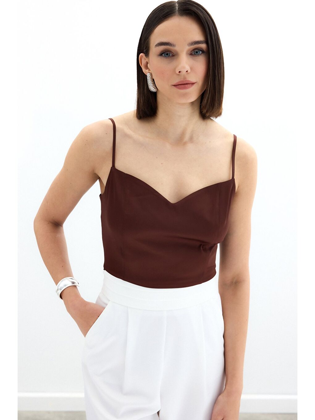 Kahverengi İp Askılı Saten Crop Bluz - Kahve