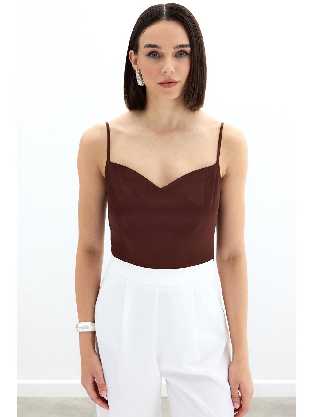 Kahverengi İp Askılı Saten Crop Bluz - Kahve-1