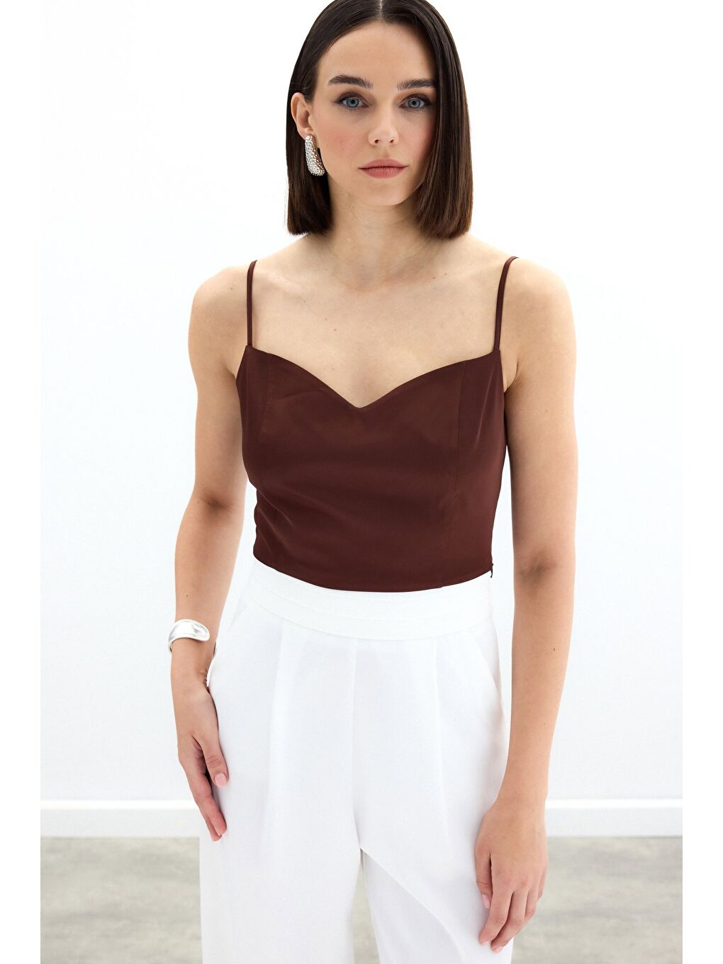 Kahverengi İp Askılı Saten Crop Bluz - Kahve-2