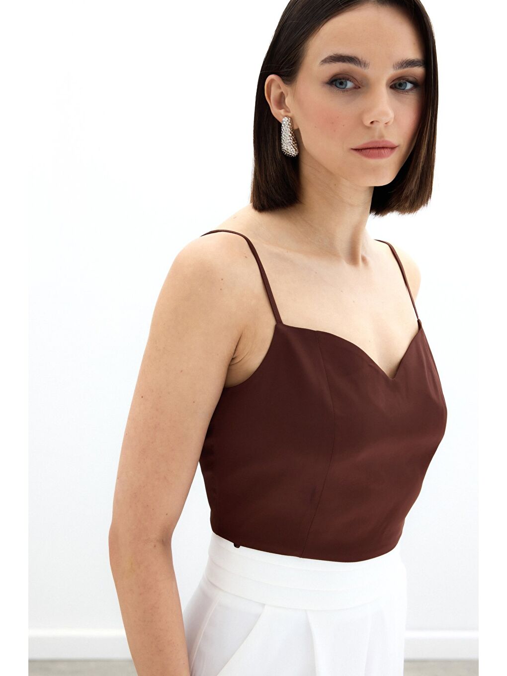 Kahverengi İp Askılı Saten Crop Bluz - Kahve-4