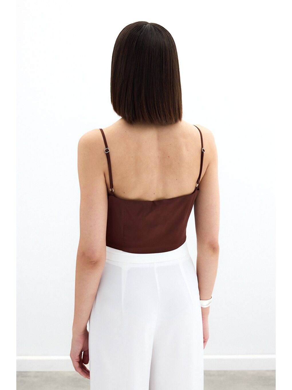 Kahverengi İp Askılı Saten Crop Bluz - Kahve-5