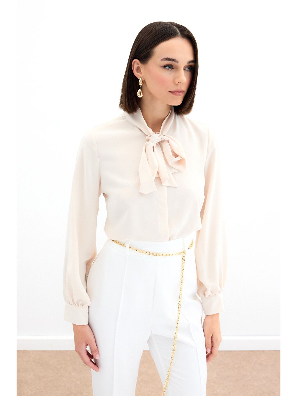 Yakası Bağlamalı Düz Gömlek - Bej