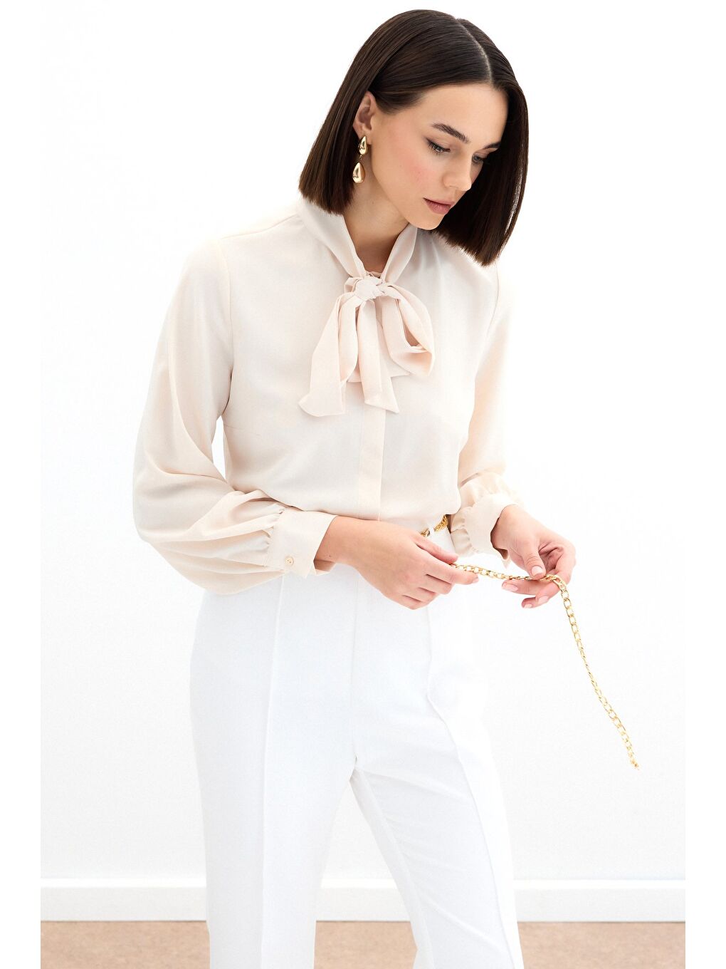 Yakası Bağlamalı Düz Gömlek - Bej-1