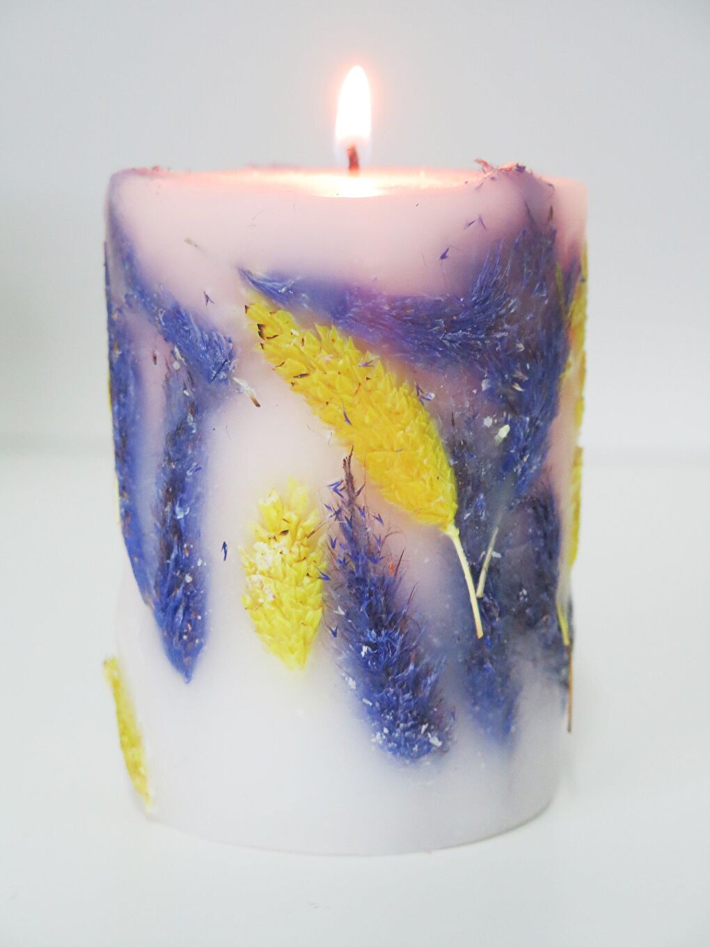 El Yapımı Doğal Bitkili Mor Sarı Mum (9x7 cm)