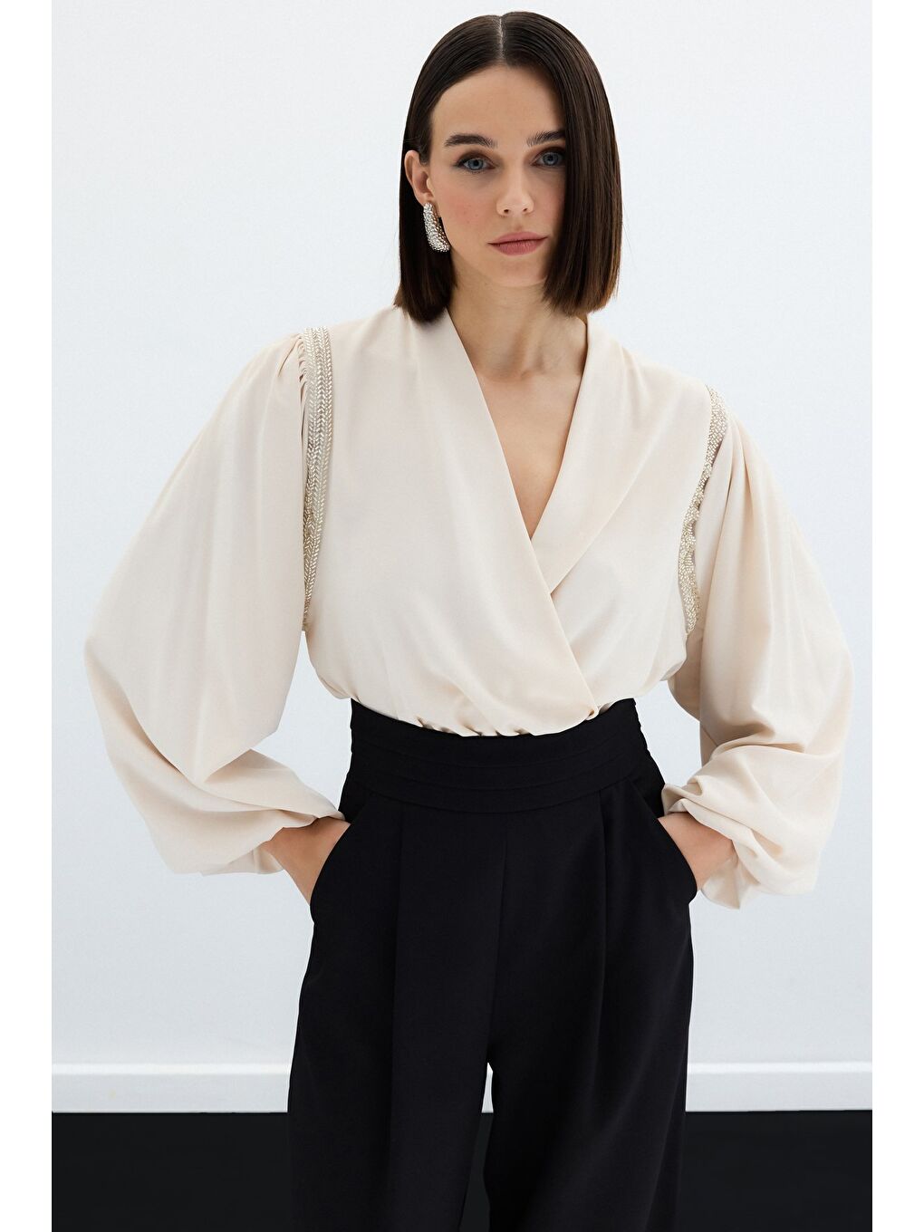 Aksesuar Detaylı Bodysuit Bluz - Bej-1