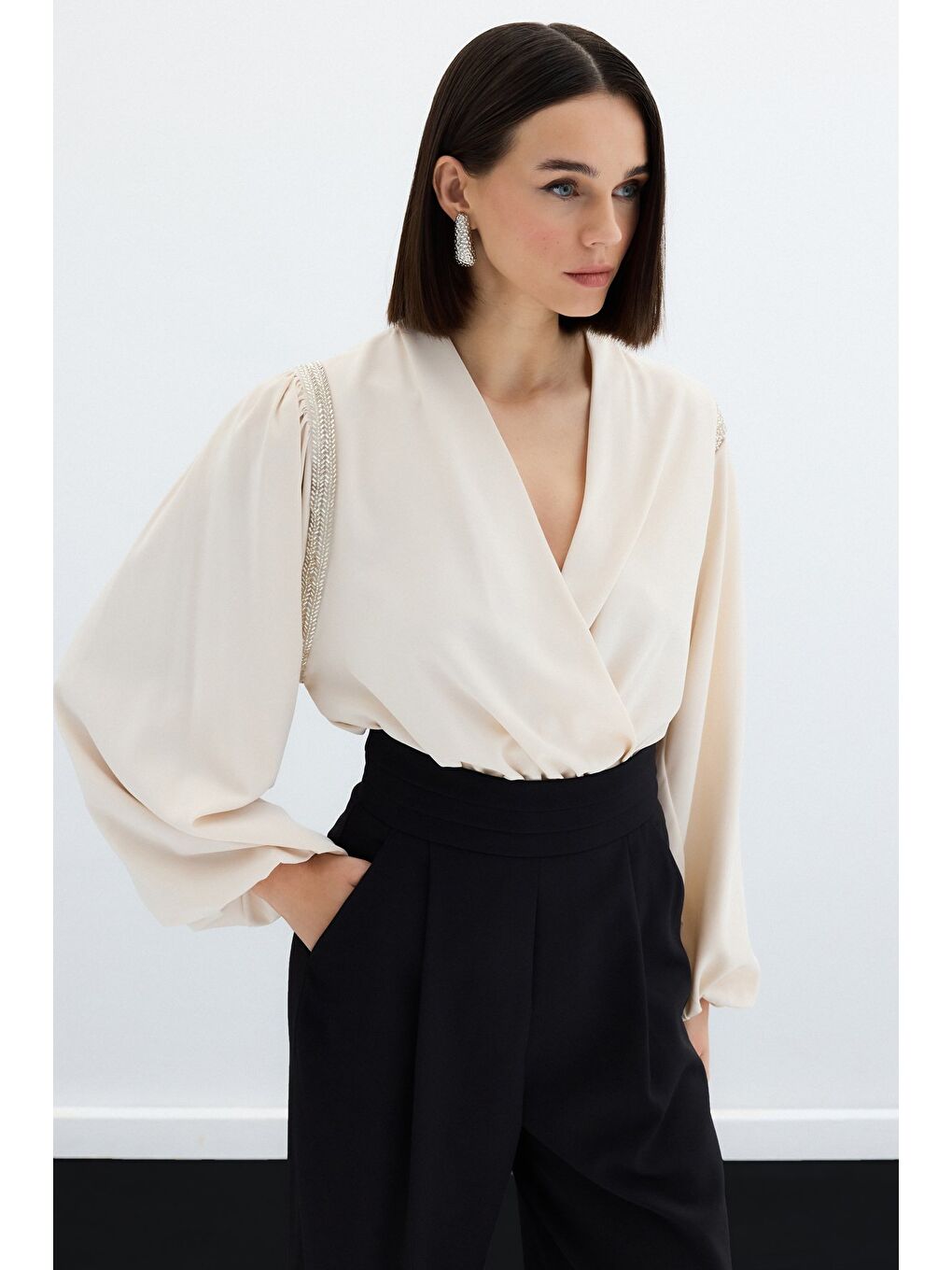 Aksesuar Detaylı Bodysuit Bluz - Bej-2