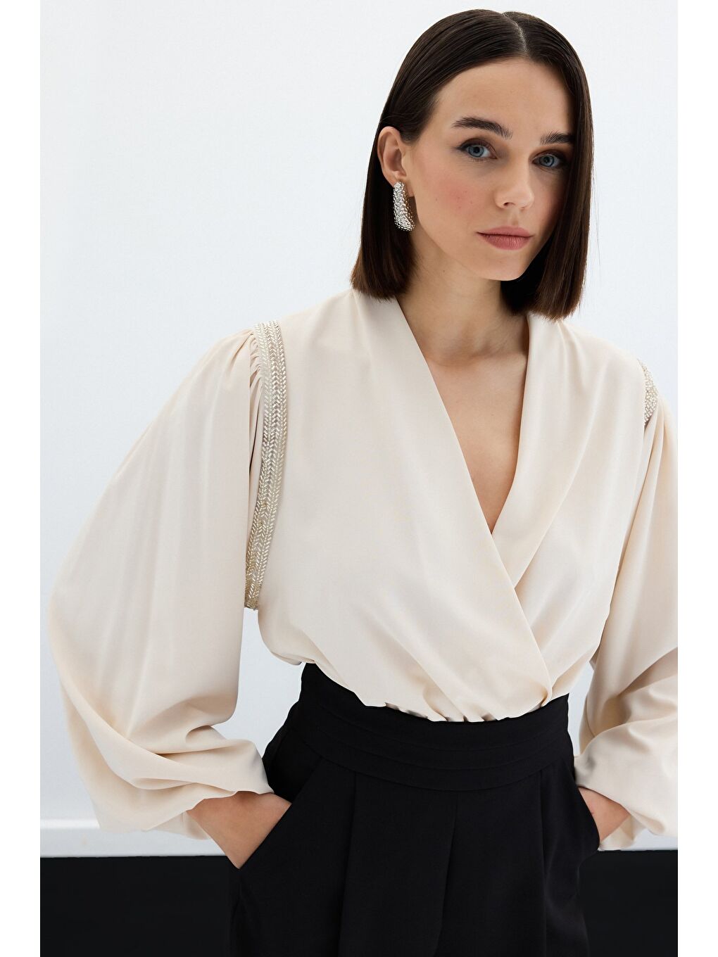 Aksesuar Detaylı Bodysuit Bluz - Bej-3