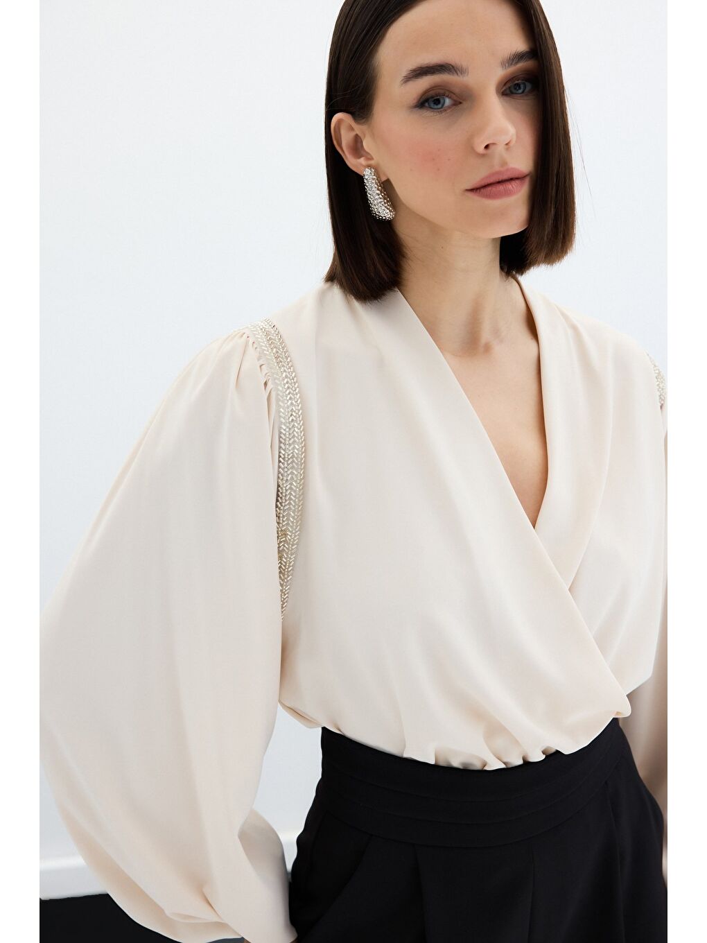 Aksesuar Detaylı Bodysuit Bluz - Bej-4