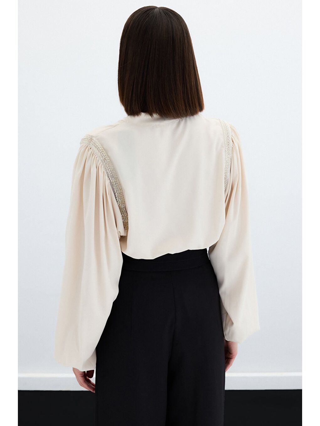 Aksesuar Detaylı Bodysuit Bluz - Bej-5