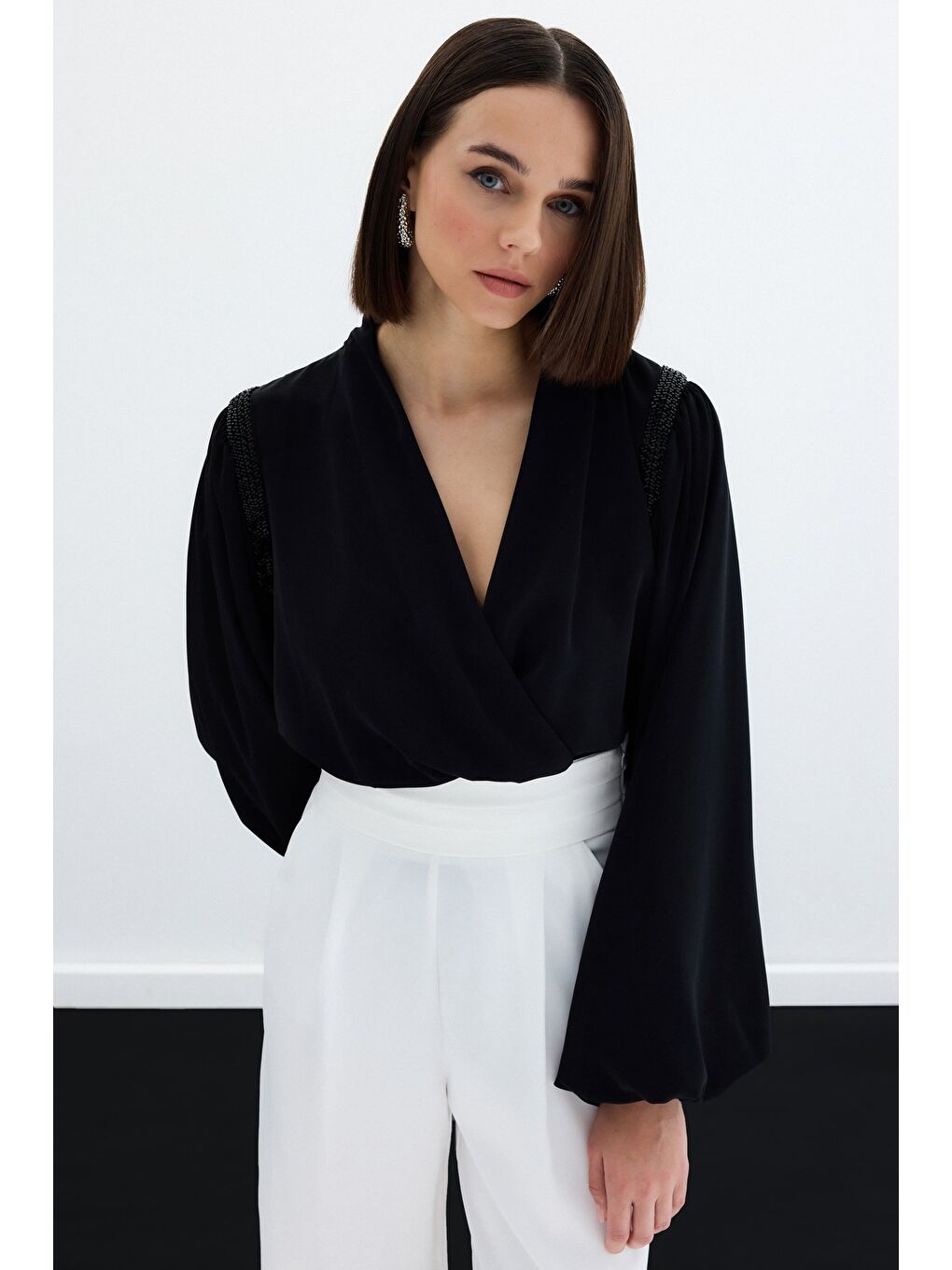 Aksesuar Detaylı Bodysuit Bluz - Siyah-3