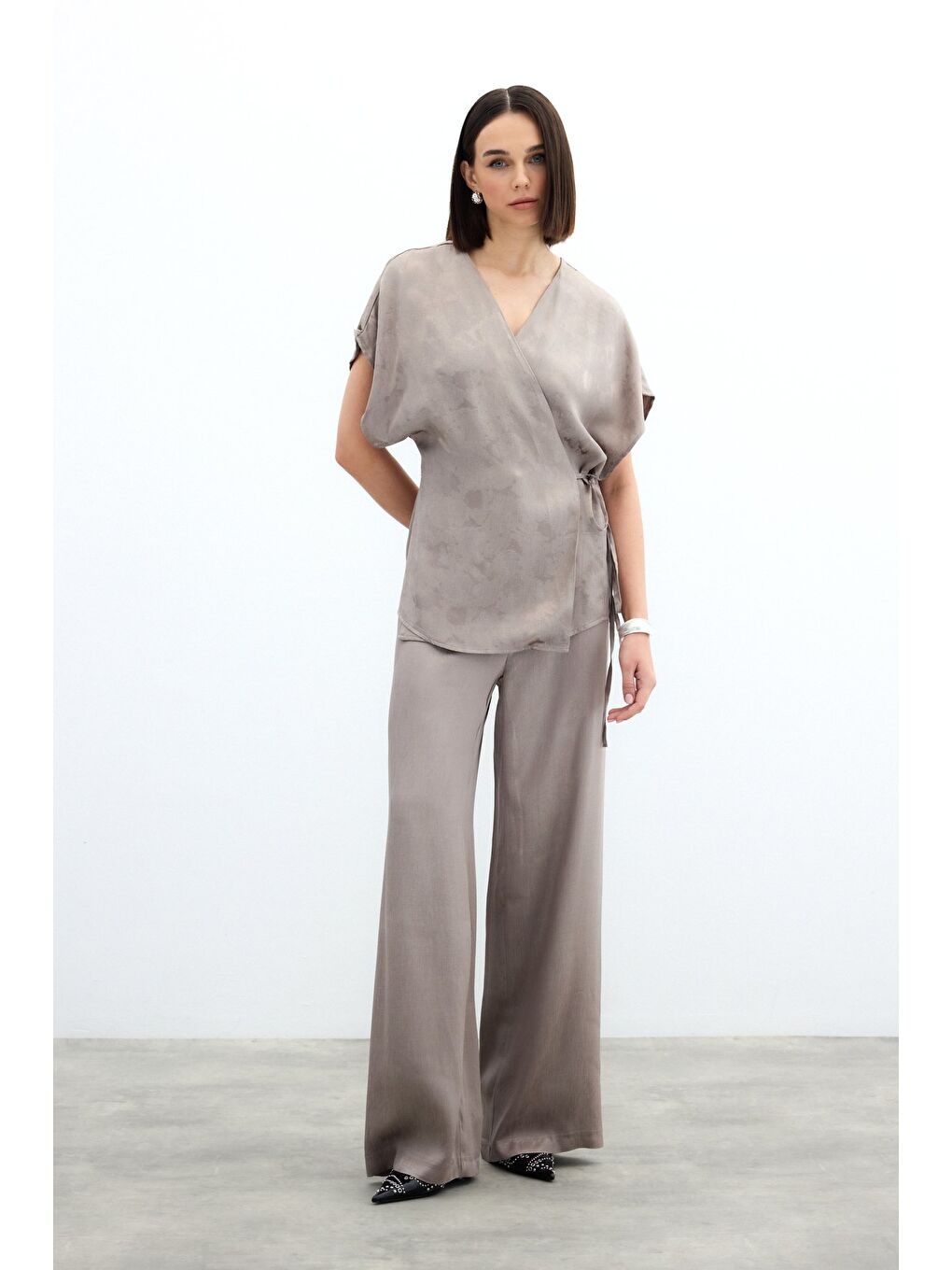 Bej Bağlamalı Jakarlı Saten Bluz - Vizon-1