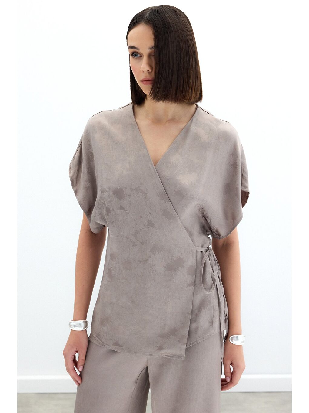 Bej Bağlamalı Jakarlı Saten Bluz - Vizon-2