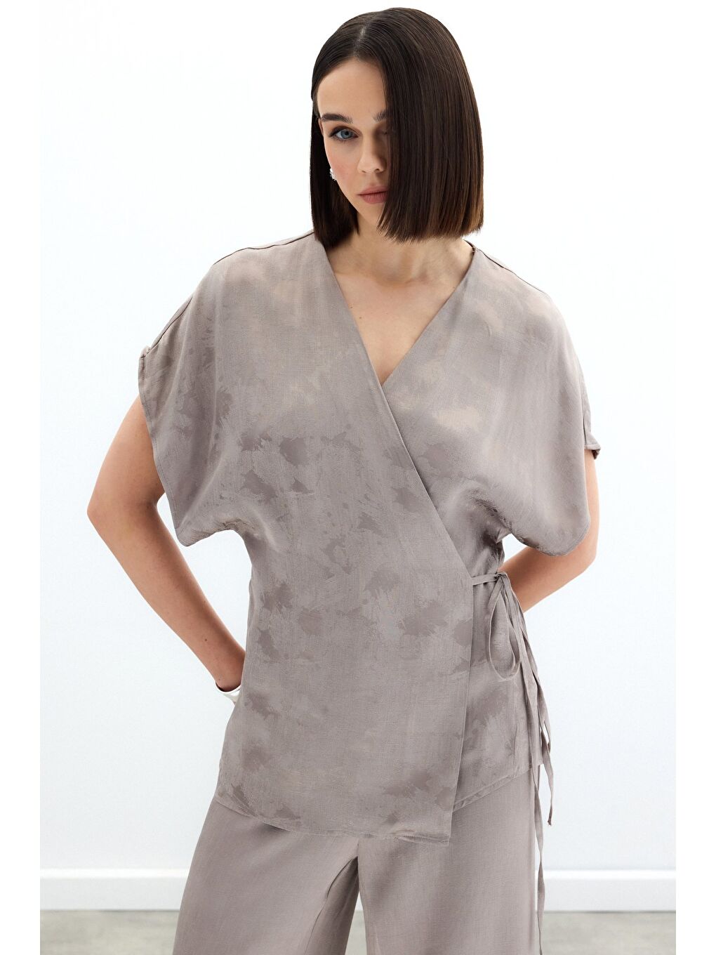 Bej Bağlamalı Jakarlı Saten Bluz - Vizon-3