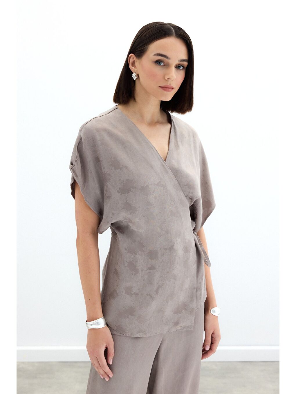 Bej Bağlamalı Jakarlı Saten Bluz - Vizon-4