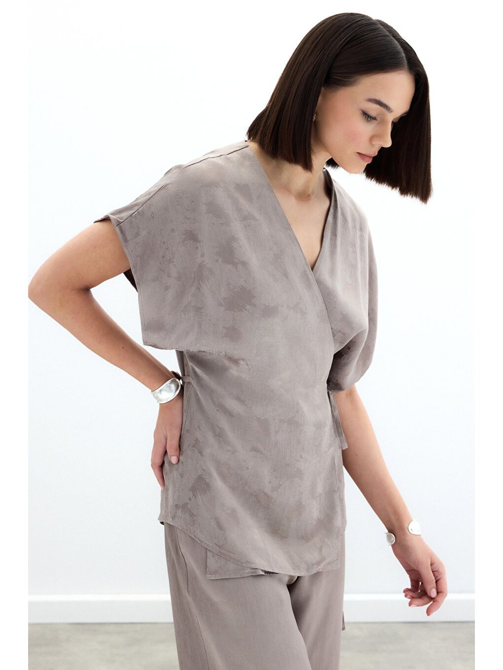 Bej Bağlamalı Jakarlı Saten Bluz - Vizon-5