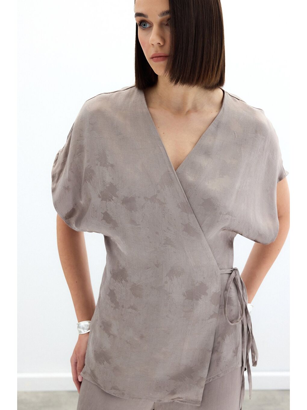 Bej Bağlamalı Jakarlı Saten Bluz - Vizon-6