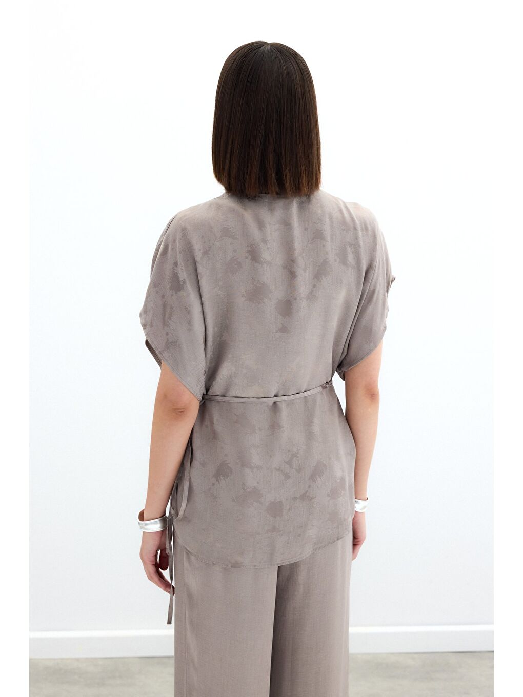 Bej Bağlamalı Jakarlı Saten Bluz - Vizon-7