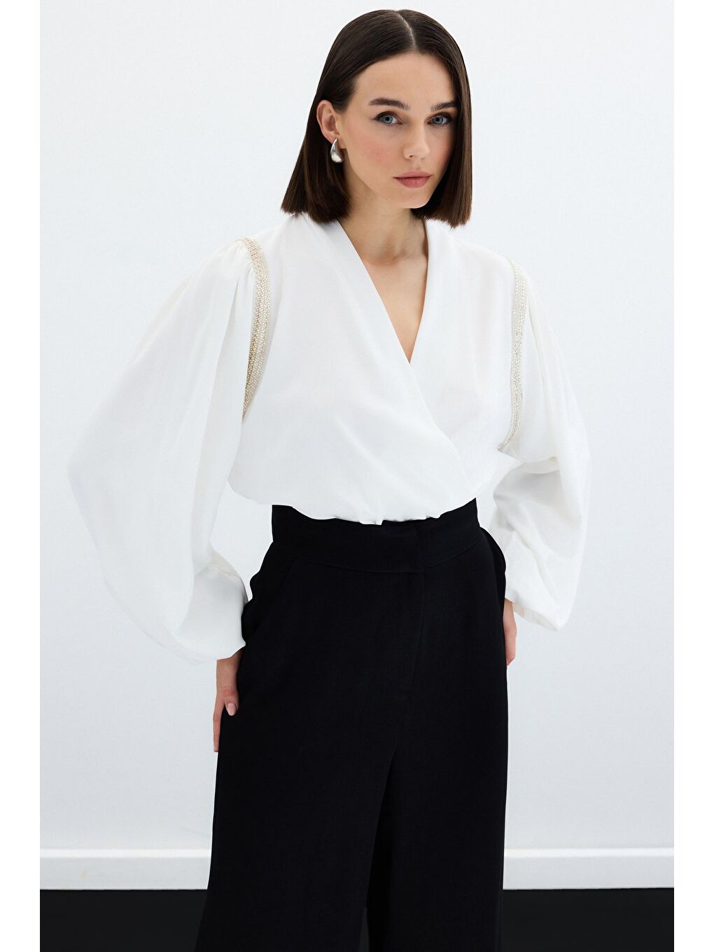 Aksesuar Detaylı Bodysuit Bluz - Ekru-1