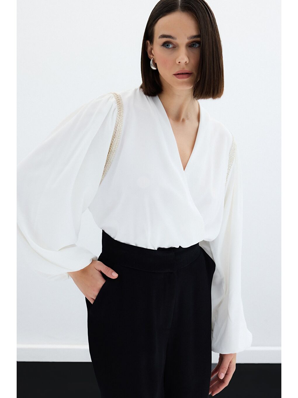 Aksesuar Detaylı Bodysuit Bluz - Ekru-2
