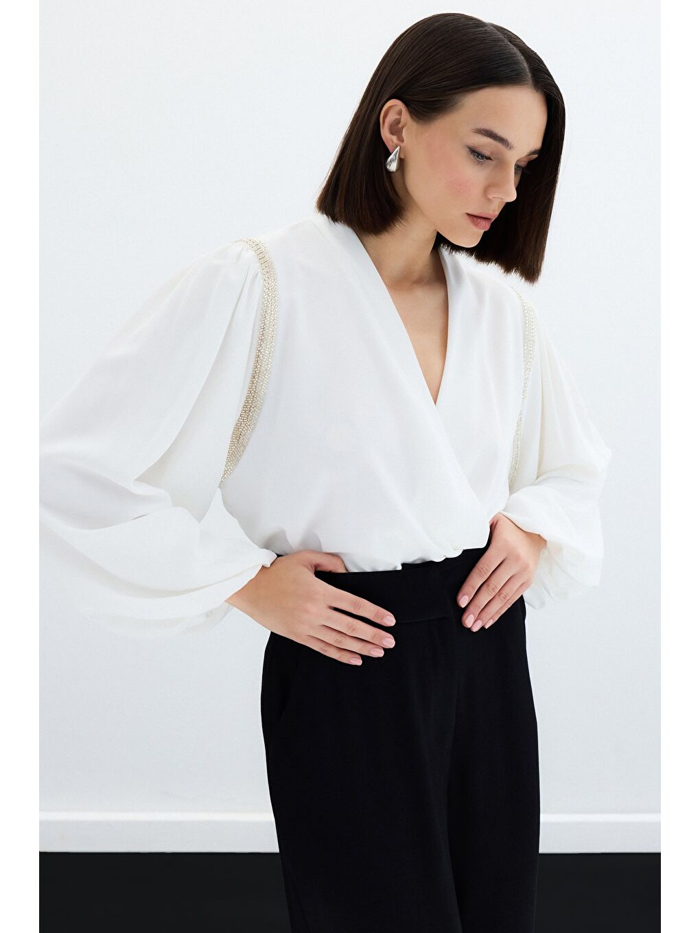 Aksesuar Detaylı Bodysuit Bluz - Ekru-3