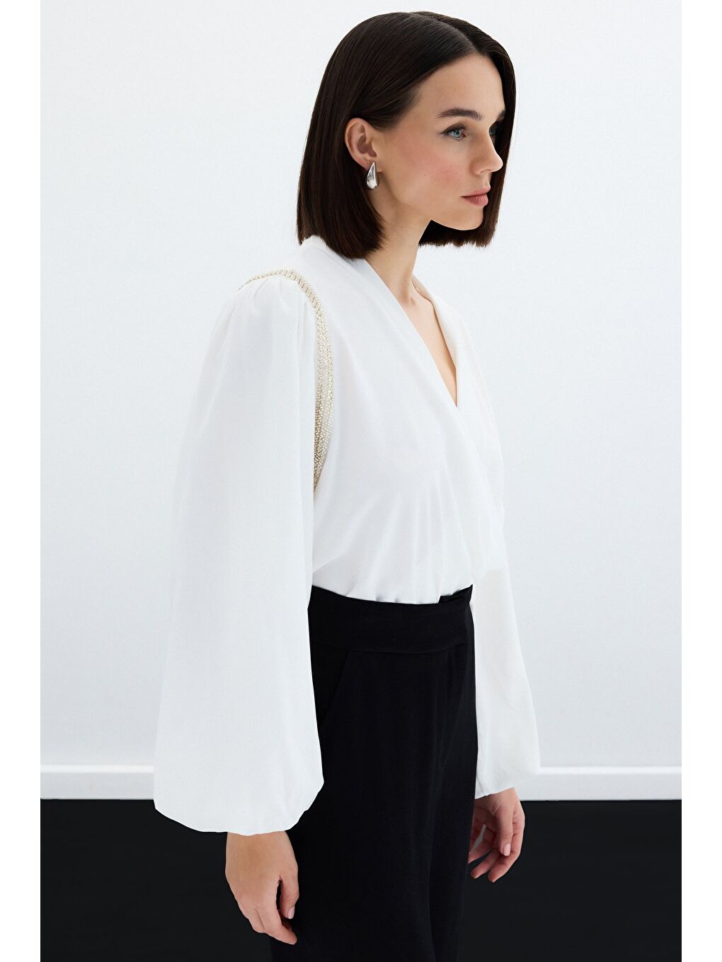 Aksesuar Detaylı Bodysuit Bluz - Ekru-4