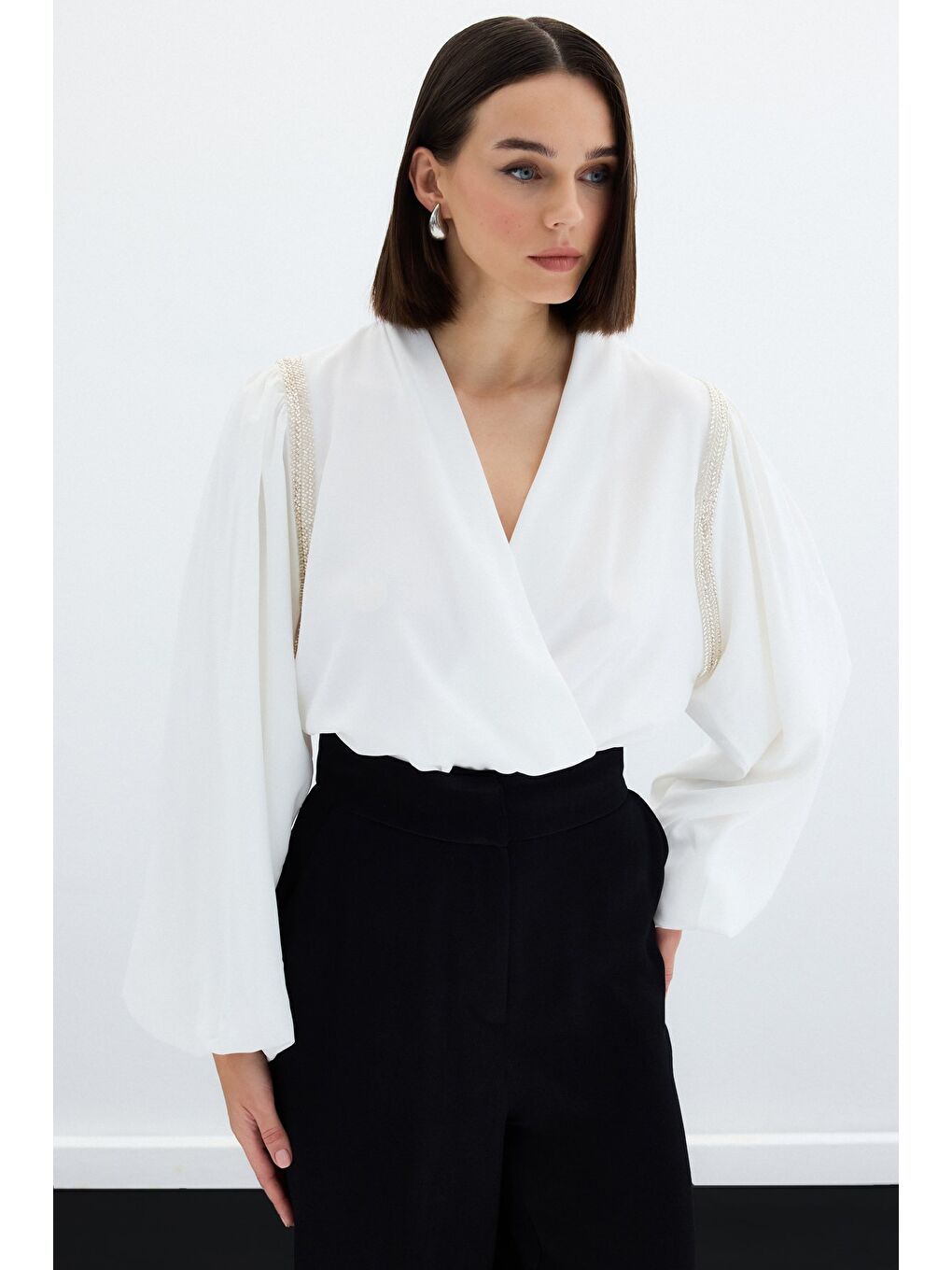 Aksesuar Detaylı Bodysuit Bluz - Ekru-5