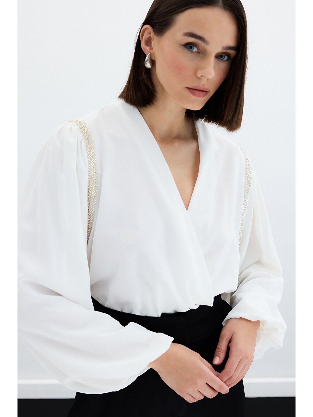 Aksesuar Detaylı Bodysuit Bluz - Ekru-6