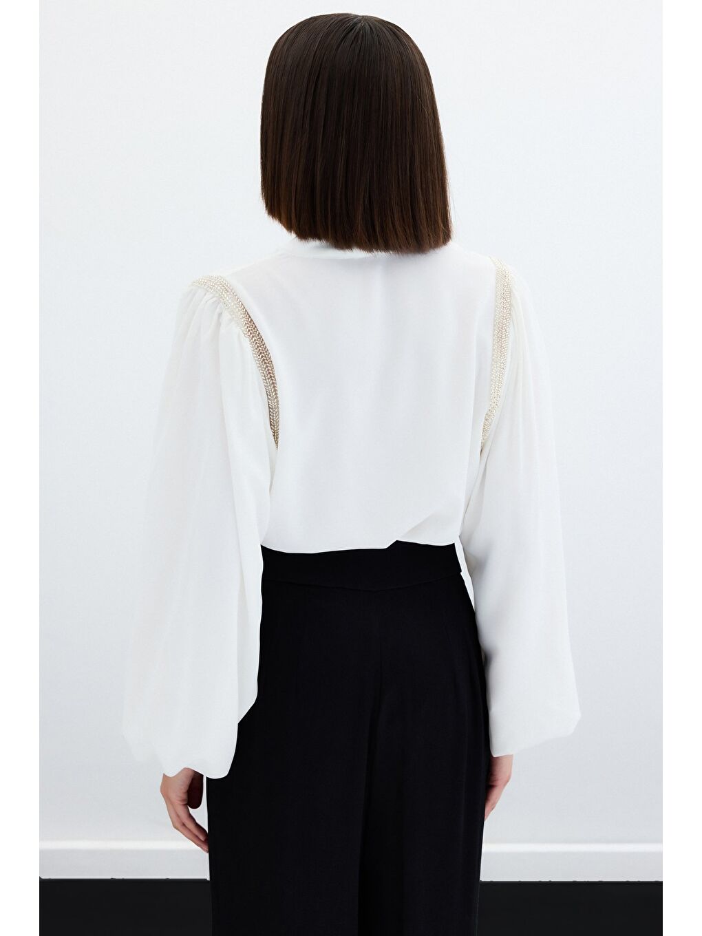 Aksesuar Detaylı Bodysuit Bluz - Ekru-7