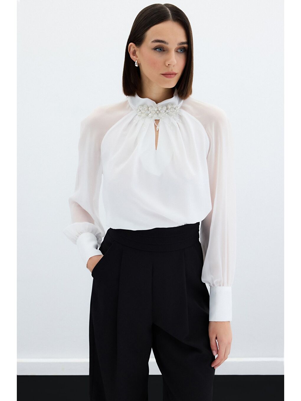 Yaka Aksesuarlı Bluz - Ekru-1