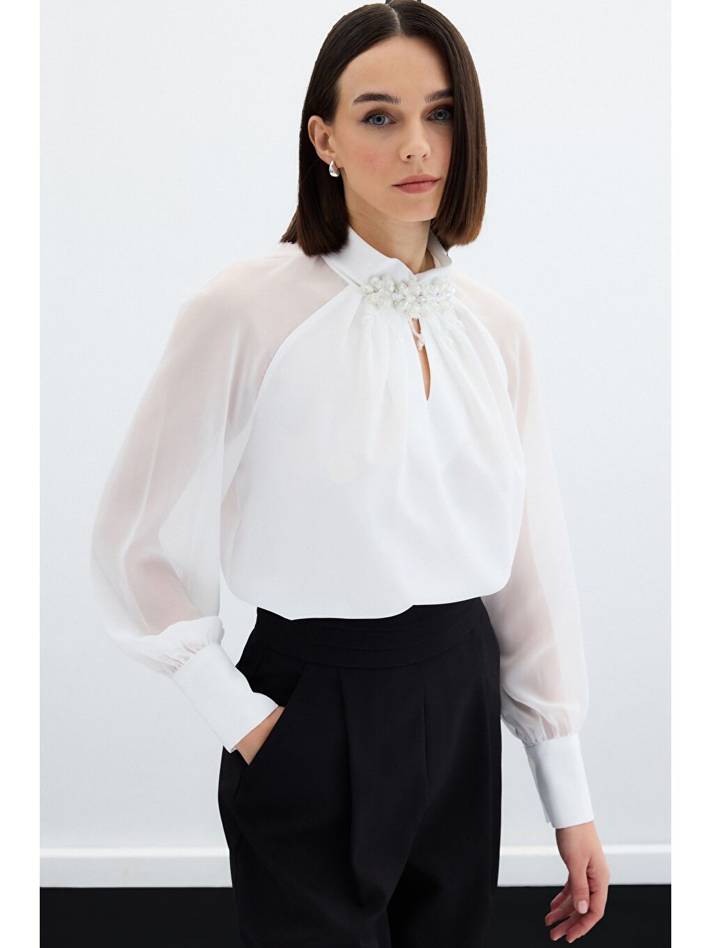 Yaka Aksesuarlı Bluz - Ekru-2