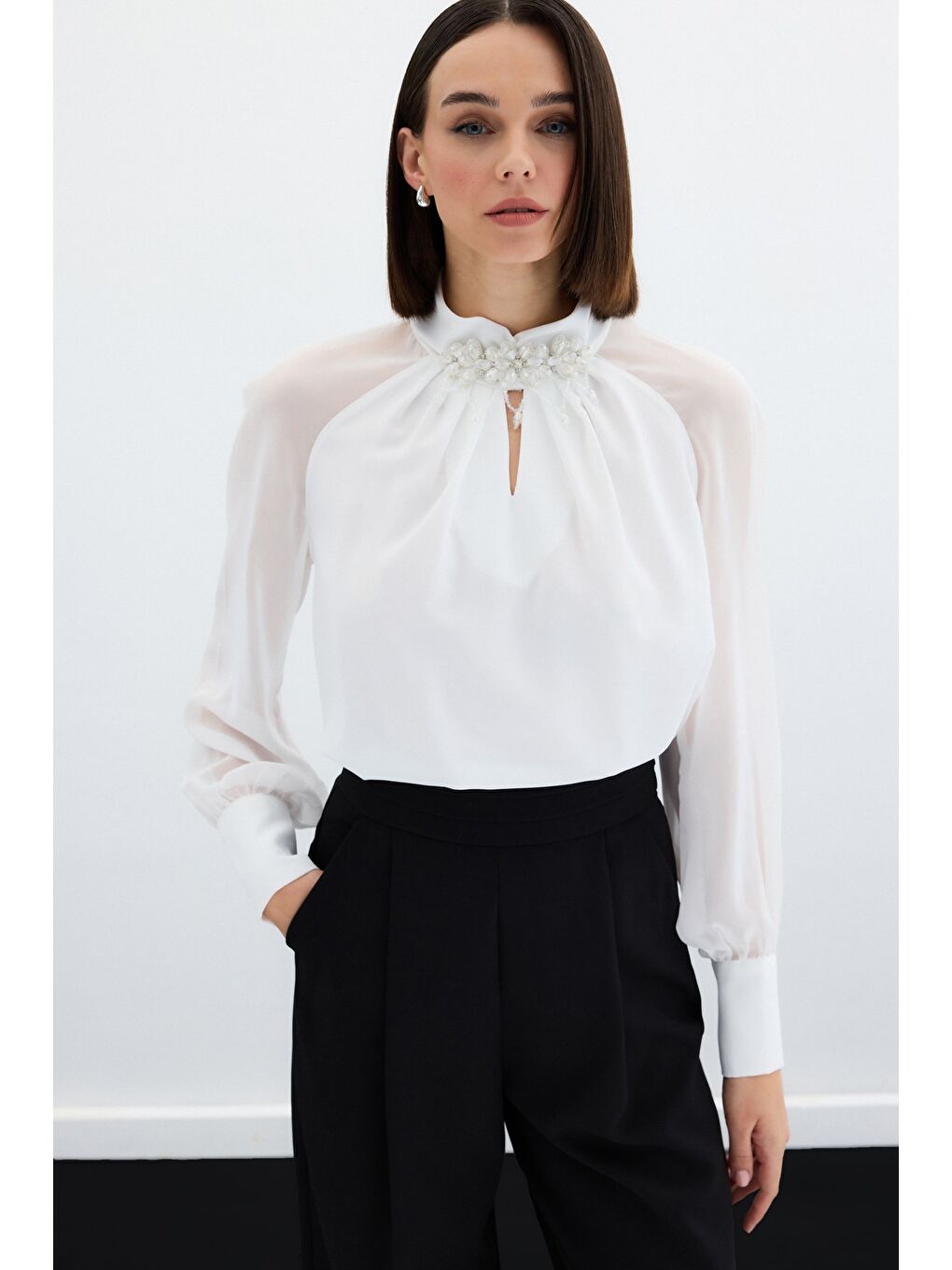 Yaka Aksesuarlı Bluz - Ekru-3