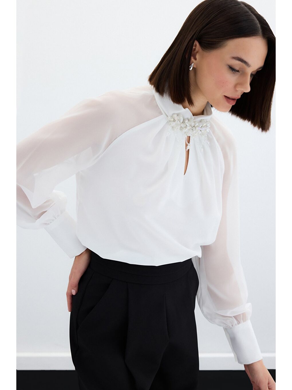 Yaka Aksesuarlı Bluz - Ekru-4