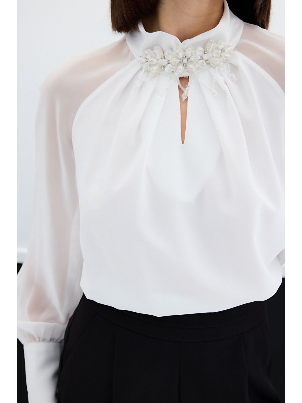 Yaka Aksesuarlı Bluz - Ekru-6