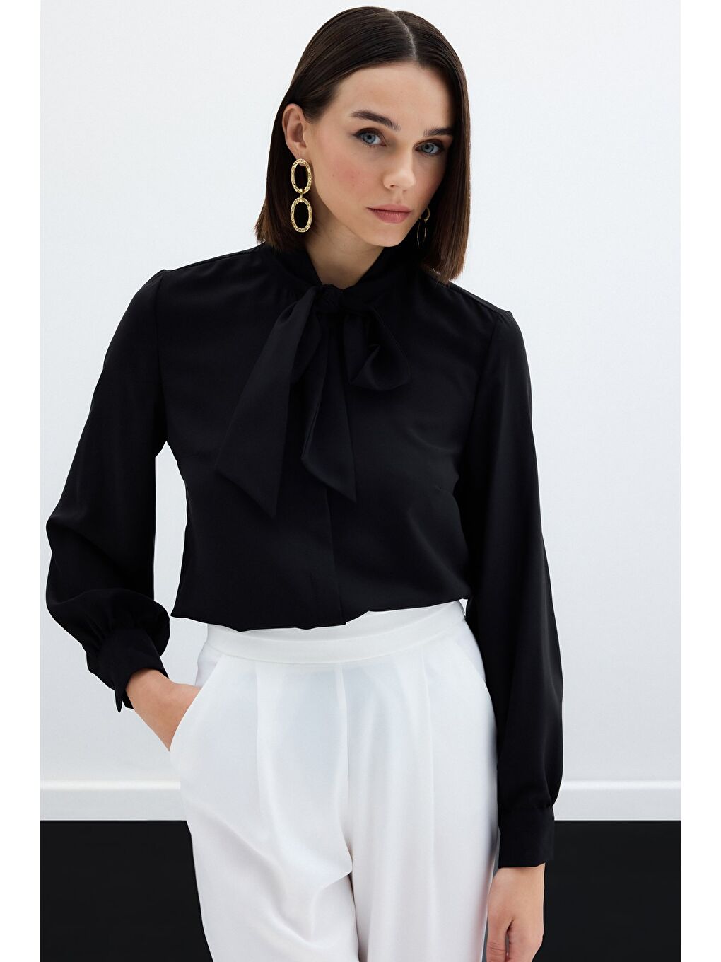 Yakası Bağlamalı Düz Gömlek - Siyah-1